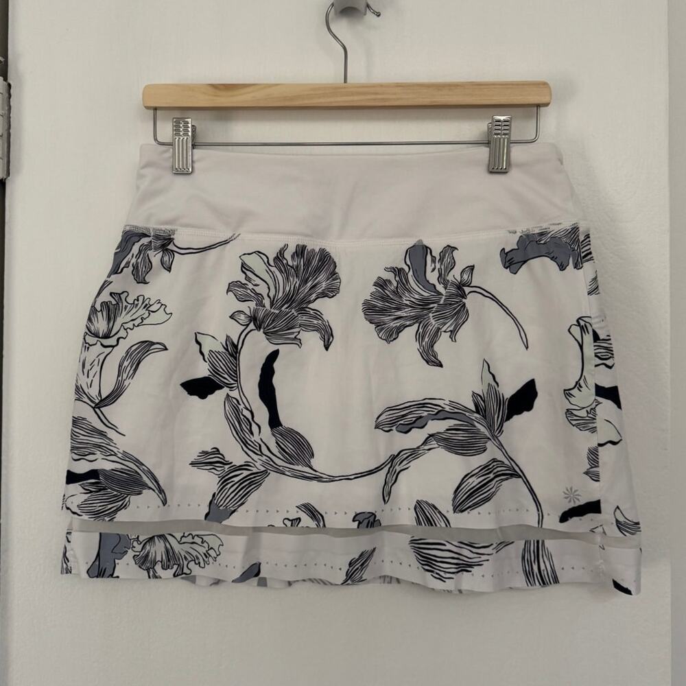 Athleta Floral Print Laser Run Skort in White Size Small